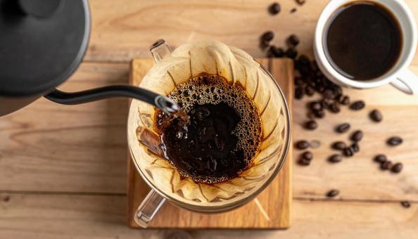 珈琲を入れる　上からのアングルの写真