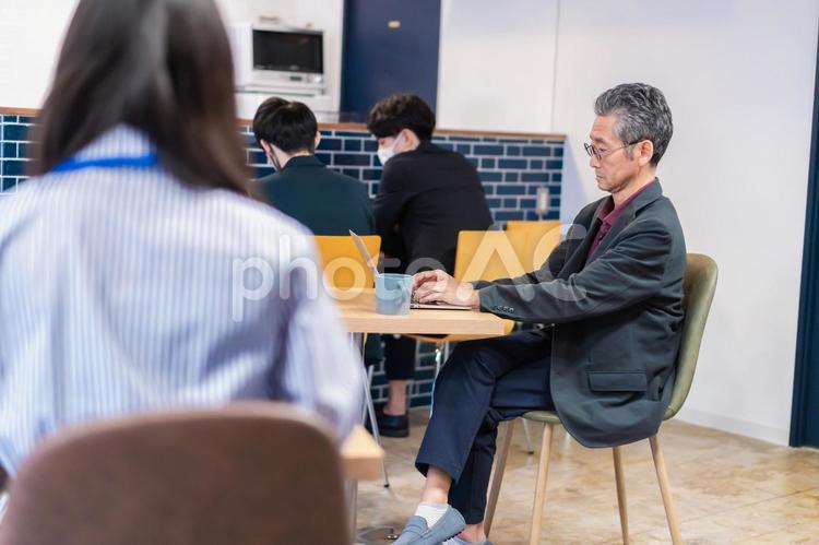 カフェで仕事をする中年男性 投資家,コピースペース,テレワークの写真素材