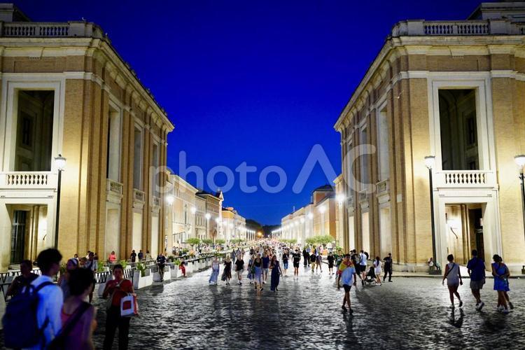 ライトアップされたローマの通りとバチカン via,della,conciliazioneの写真素材