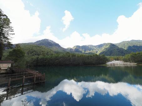 上高地から見た焼岳 上高地から見た焼岳の写真