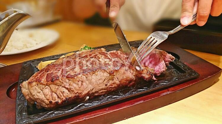 ステーキを切る手元 サーロインステーキ,ステーキ,レアの写真素材