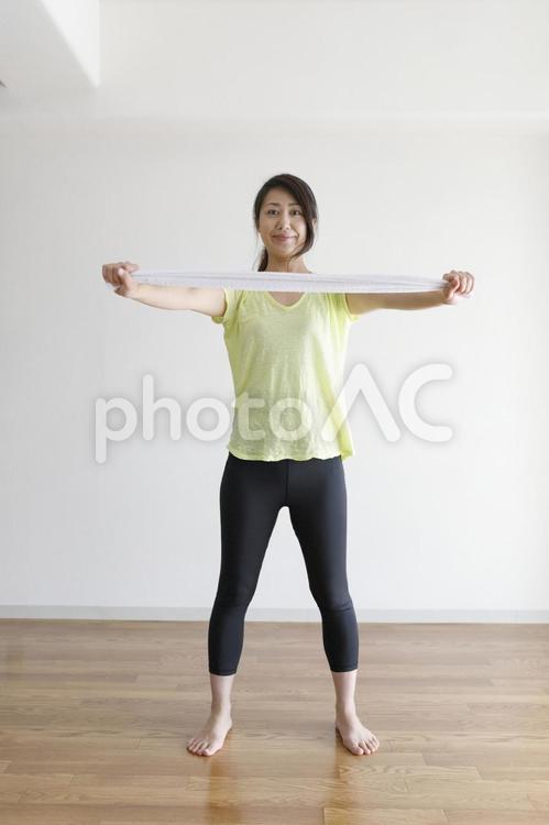 タオルを使ってストレッチ運動をする女性 女性,人物,日本人の写真素材