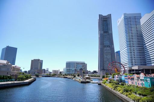 真夏の青空と横浜の都市景観 真夏の青空と横浜の都市景観 横浜,みなとみらい,都市の写真素材