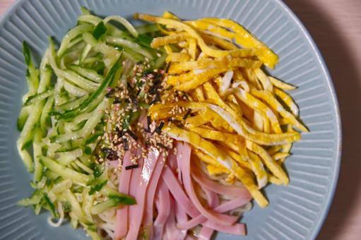上から撮った冷やし中華 上から撮った冷やし中華の写真
