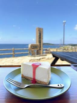 東尋坊を眺めながらケーキを食べる 絶景,東尋坊,青空の写真素材