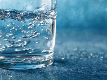 水滴が輝くフレッシュな水のクローズアップ 水滴が輝くフレッシュな水のクローズアップの写真