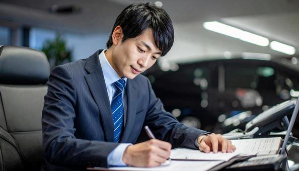 仕事ができそうな感じのビジネスマン 仕事ができそうな感じのビジネスマンの写真