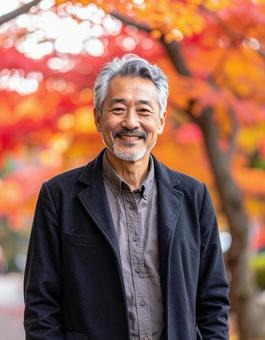 秋・紅葉・元気な高齢男性 秋・紅葉・元気な高齢男性の写真