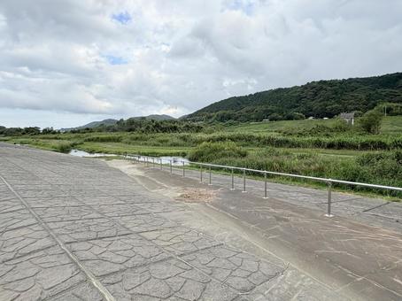 堤防から眺める川辺の景色 堤防から眺める川辺の景色 堤防,小川,流れる水の写真素材