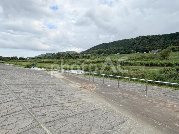 堤防から眺める川辺の景色 堤防から眺める川辺の景色 堤防,小川,流れる水の写真素材