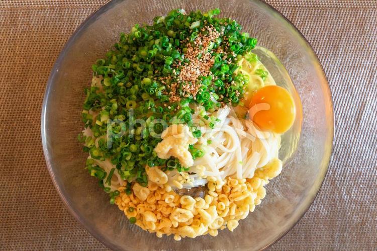 稲庭うどんぶっかけネギたぬき玉落とし うどん,稲庭うどん,ぶっかけうどんの写真素材