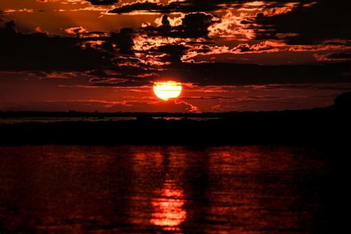 <素材>秋の海に沈む夕日 <素材>秋の海に沈む夕日 海,サンセット,夜明けの写真素材