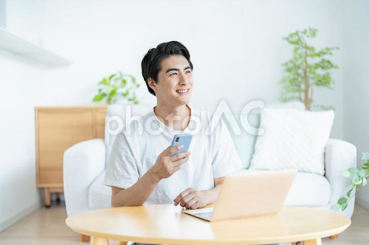 携帯を持つ爽やかな男性 副業,在宅,男性の写真素材