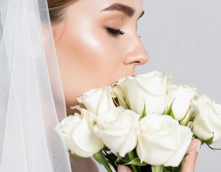 ウエディングドレスを着た女性 白い花3 ウエディングドレスを着た女性 白い花3の写真