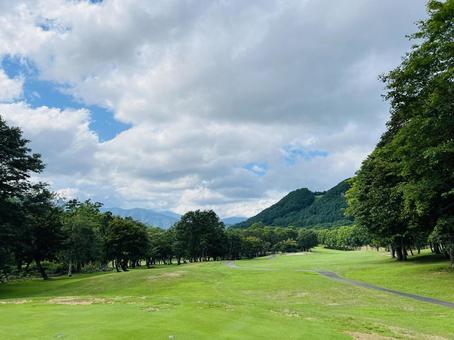山間のゴルフコース風景 山間のゴルフコース風景の写真