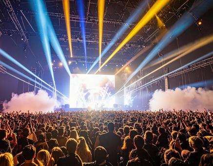 コンサートで盛り上がる観客とステージの写真