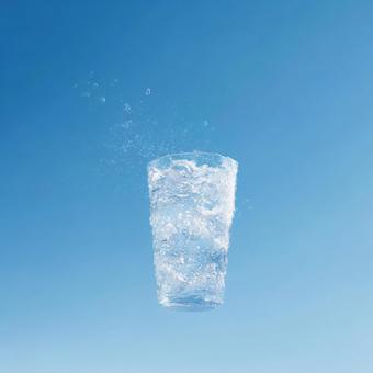 軽やかなイメージの、水でいっぱいのグラス 軽やかなイメージの、水でいっぱいのグラスの写真