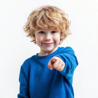 好奇心旺盛な男の子のポートレート 好奇心旺盛な男の子のポートレートの写真
