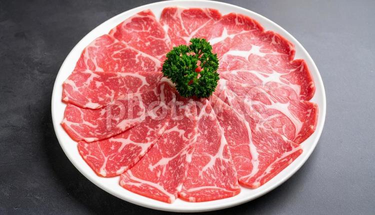 霜降りのすき焼き用牛薄切り肉 牛肉,霜降り,薄切り肉の写真素材