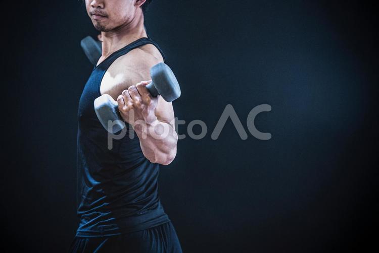 腕の筋肉を鍛える男性（ダンベル） 筋肉,ダンベル,腕の写真素材