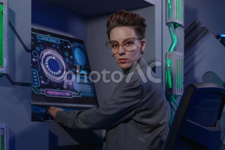 ゲームをプログラミングする女性（振り向く）３ 女性,プログラマー,技術者の写真素材