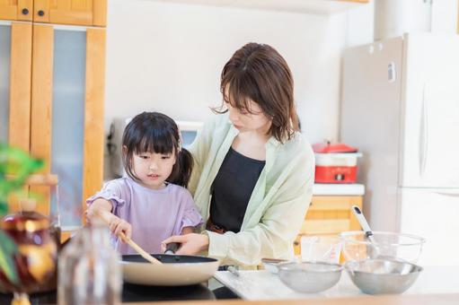 お母さんと一緒に料理をする小さな女の子 お母さんと一緒に料理をする小さな女の子 家,混ぜる,自宅の写真素材