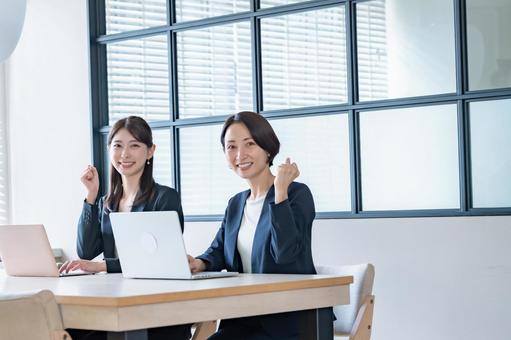 ガッツポーズするスーツを着た女性二人 ガッツポーズするスーツを着た女性二人 打ち合わせ,ビジネス,転職の写真素材