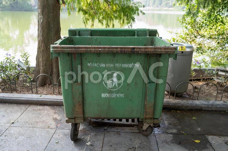 【ベトナム】ハノイのホアンキエム湖にあるゴミ箱 ベトナム,ハノイ,旧市街の写真素材