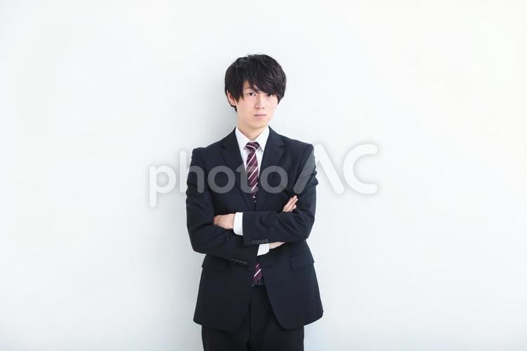 腕組みをするスーツの男性　 男性,ビジネス,スーツの写真素材