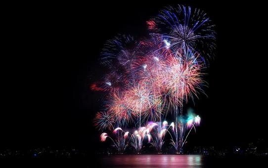 カラフルな湖上打ち上げ花火/松江水郷祭 カラフルな湖上打ち上げ花火/松江水郷祭 打ち上げ花火,花火,夏の写真素材