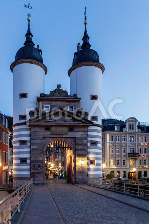 橋の上から見た建物 建物,塔,門塔の写真素材