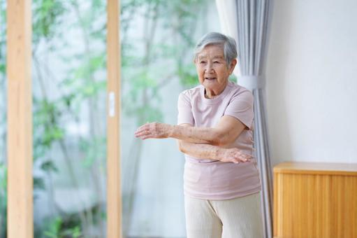 胸の前で手をクロスする高齢女性 女性,体操,真顔の写真素材