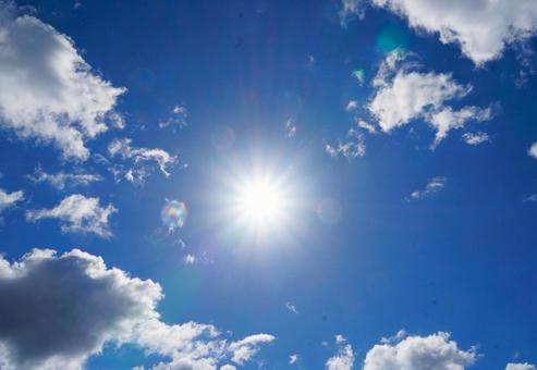 太陽と青空 太陽,青空,雲の写真素材