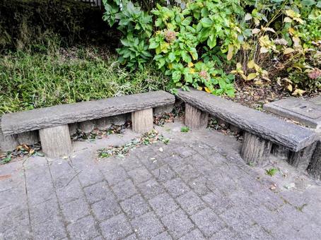 古ぼけた石のベンチ 練馬区,光が丘,道端の写真素材