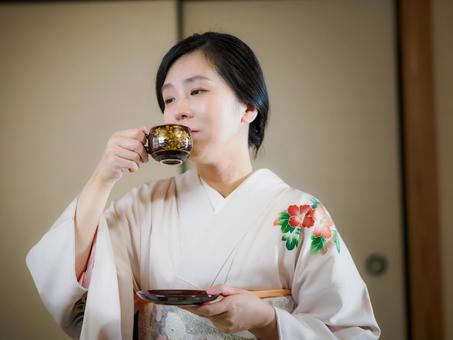 33:お茶をいただく着物の女性 33:お茶をいただく着物の女性 着物,おもてなし,コーヒーブレイクの写真素材
