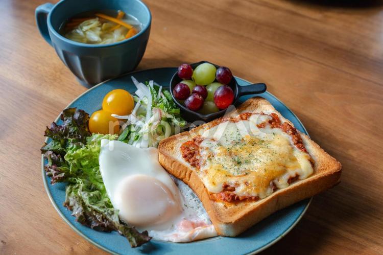 チーズトーストと目玉焼きの朝食 朝食,トースト,チーズの写真素材