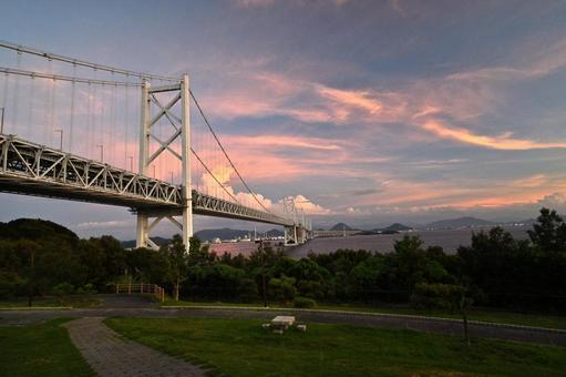 夕暮れ時のダイナミックな瀬戸大橋 瀬戸大橋,本州四国連絡橋,吊り橋の写真素材