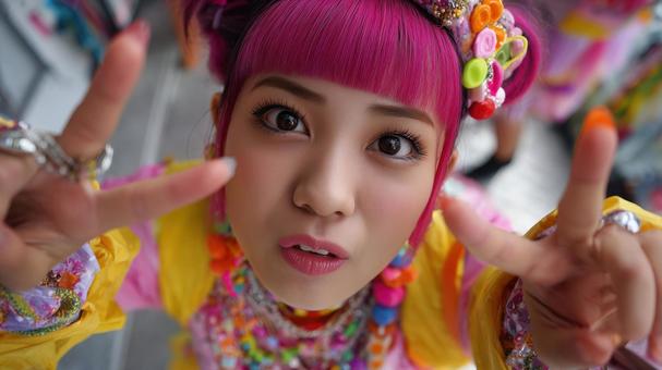 派手なピンクの髪色をした若い女性 派手なピンクの髪色をした若い女性の写真