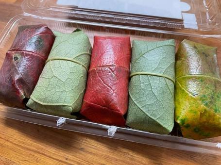 柿の葉寿司　紅葉　カラフル　秋限定 柿の葉寿司,紅葉,カラフルの写真素材