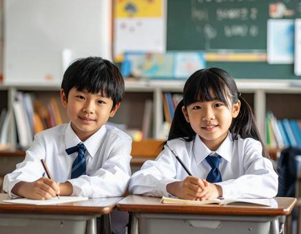 学校の教室で勉強している小学生2人 学校の教室で勉強している小学生2人の写真