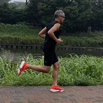 雨でも走る男性ランナー 雨でも走る男性ランナーの写真