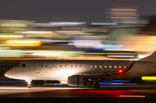 夜の空港を疾走する小型ジェット機 夜の空港を疾走する小型ジェット機 飛行機,空港,夜の写真素材