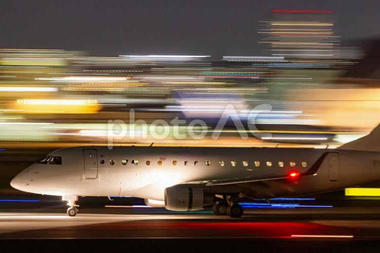 夜の空港を疾走する小型ジェット機 飛行機,空港,夜の写真素材