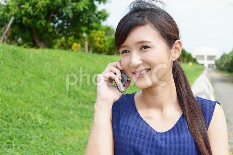 スマートフォンを持つ女性　 スマホ,スマートフォン,アイフォンの写真素材