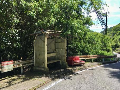 僻地のバス停 バス停,山間,山の中の写真素材