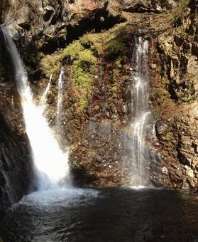 虹が輝く滝と岩肌の絶景 虹が輝く滝と岩肌の絶景 滝,虹,岩肌の写真素材