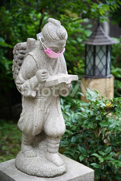 マスクをしている二宮金次郎像 夏,校舎,レトロの写真素材