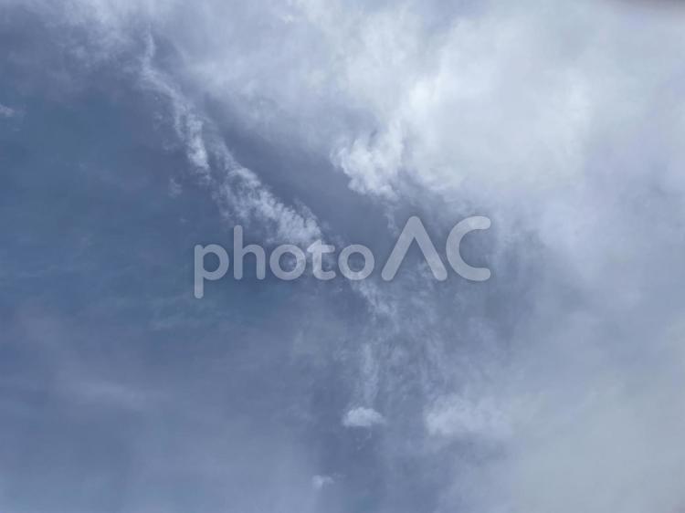 爽やかな青空の美しい白い雲の背景 空,雲,薄雲の写真素材