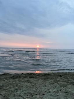 海に沈む夕日 海,波,グレーの写真素材