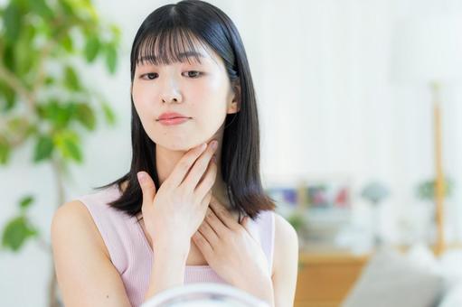 スキンケアをする女性 スキンケアをする女性 美容,スキンケア,ムダ毛処理の写真素材